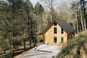 The front of the cabin, a stunning structure. 