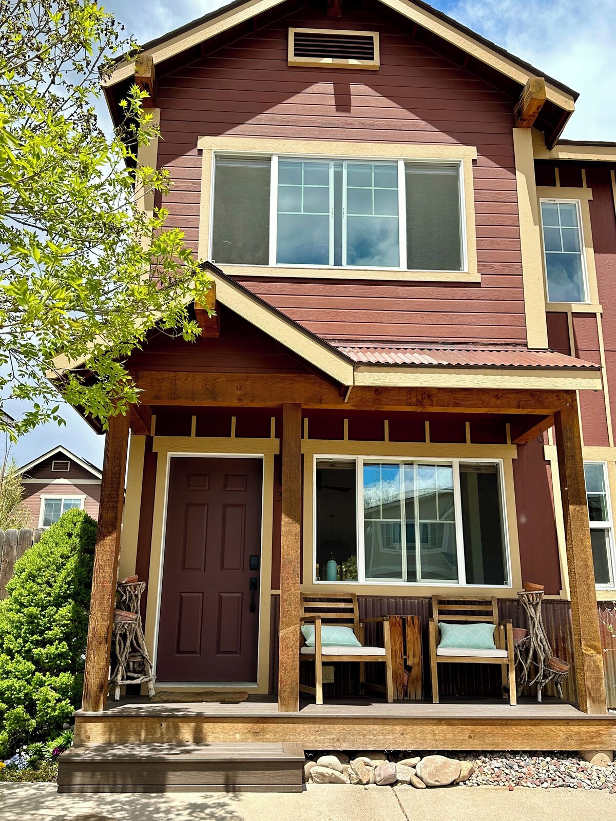 Downtown Carbondale Duplex with Enclosed Yard Sleeps 6 – 3 bedrooms