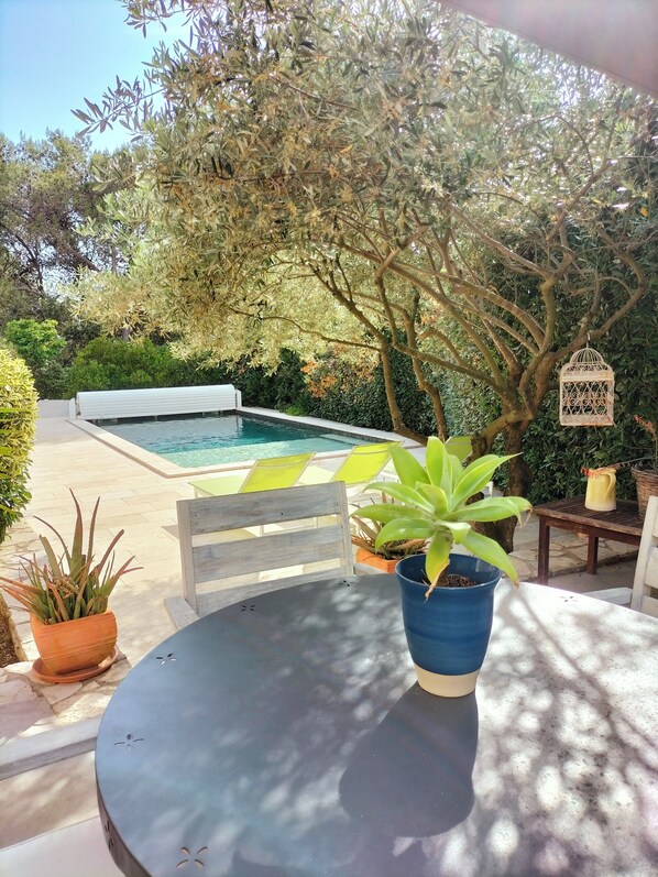 Piscine vue depuis la terrasse de la cuisine