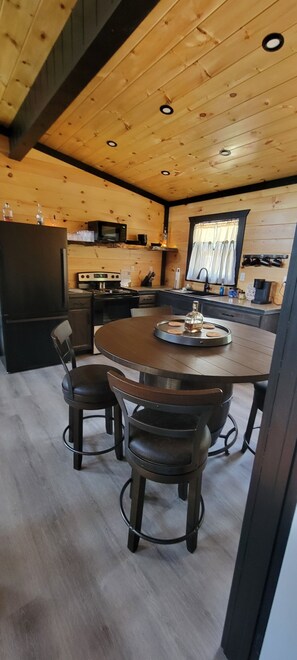 Kitchen & Dining