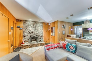 Living Room | Full Sleeper Sofa | Smart TV | Free WiFi | Open Floor Plan