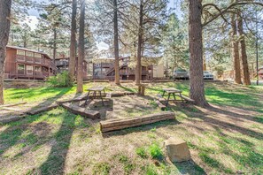 Redwood Commons | Community Amenities | Picnic Area | On-Site Ski Shuttle