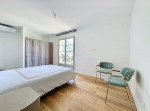 Queen size bed room 3