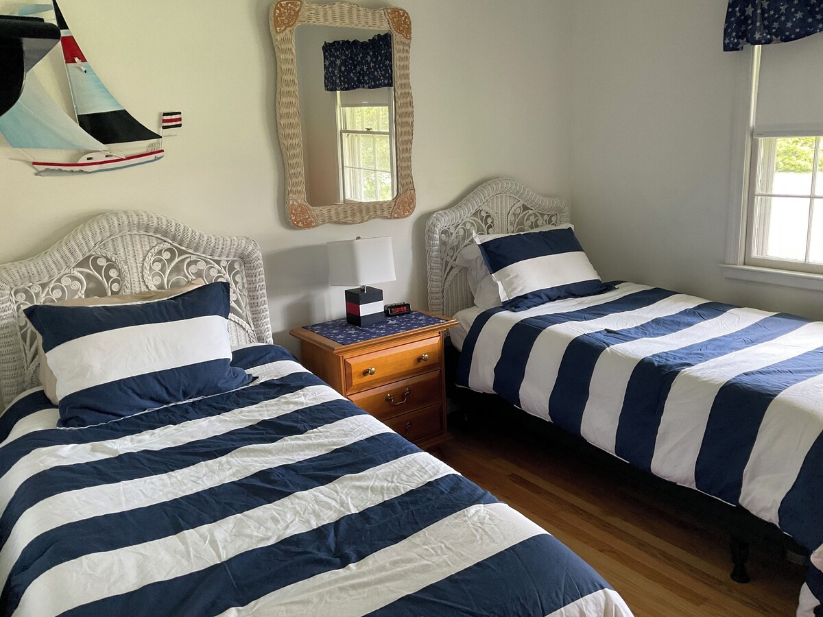 Old Saybrook family gem very close to local beaches!