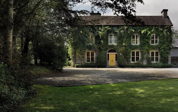 Welcome to the Yellow Door - Shelburne Lodge, Kenmare, County Kerry