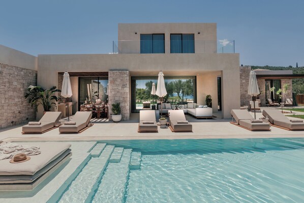 Private pool & outside furniture