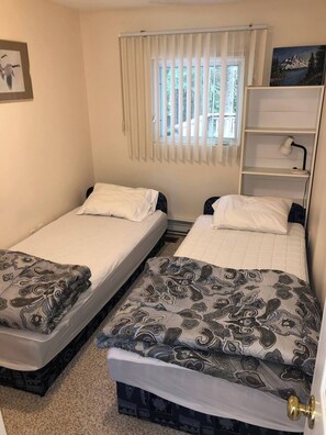Bedroom - 2 single beds