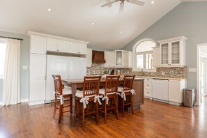 Fully-equipped kitchen with kitchen island