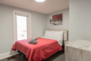 Second bedroom featuring a Double size bed
