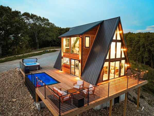 Outdoor Oasis: Relax on the deck by the sparkling pool and soak in the hot tub under starlit skies!