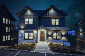 Lighted keyless Front Entrance Parking for 6 vehicles or cars