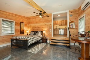 Queen bed, high top table, Great WIFI, Smart TV Full Kitchen