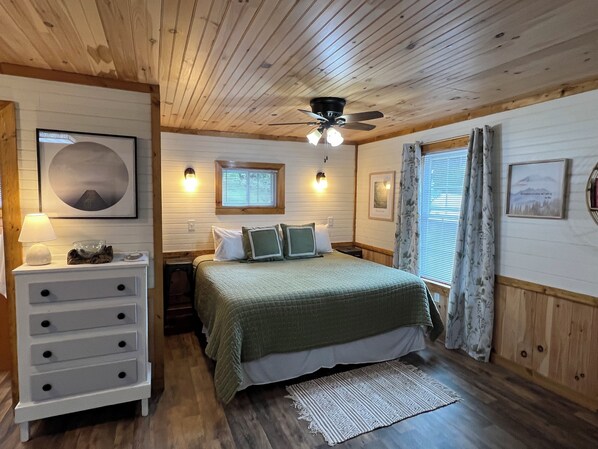 Split King bed with Egyptian Cotton sheets and memory foam mattress