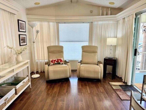 Main unit living room, comfy recliners!