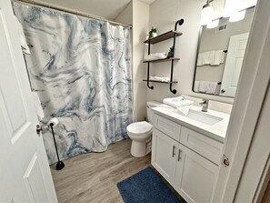 2nd bedroom en-suite bath.