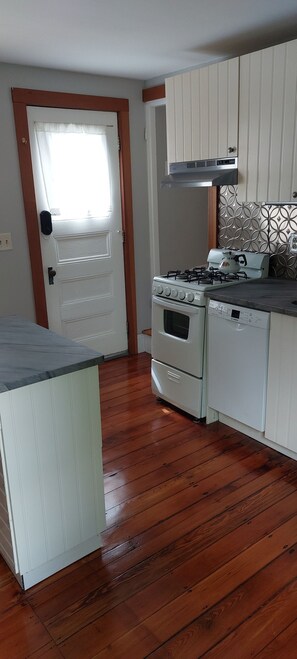 range and dishwasher 