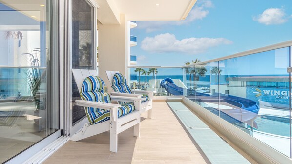 the spacious patio wraps around