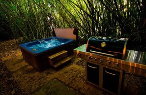 Bañera de hidromasaje al aire libre