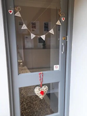 The entrance is under cover and can be reversed to directly.