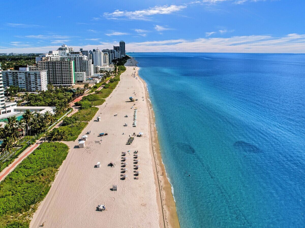 Cozy Beachfront 2 BDR Miami Beach Condo 1114