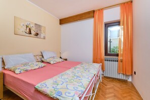 Schlafzimmer 1