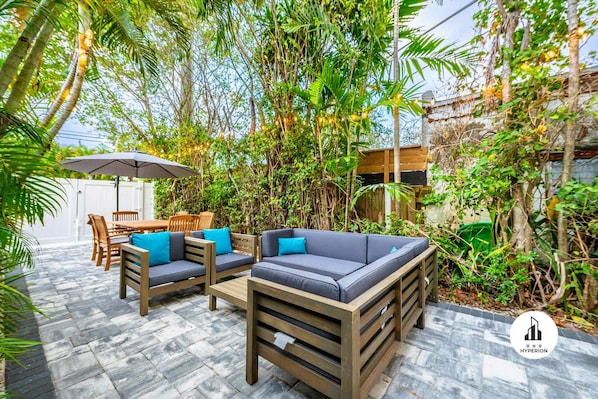 Outdoor Lounge (Common Area)