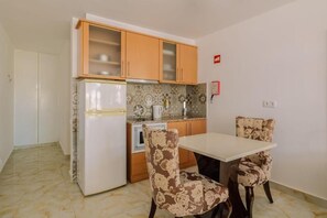 Kitchenette and dining table
