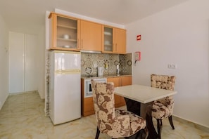 Kitchenette and dining table