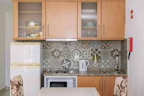 Kitchenette and dining table
