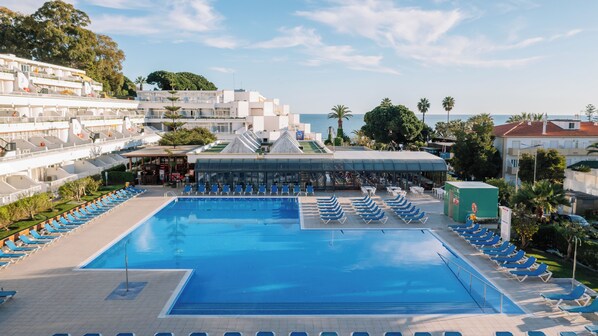 Outdoor swimming pool