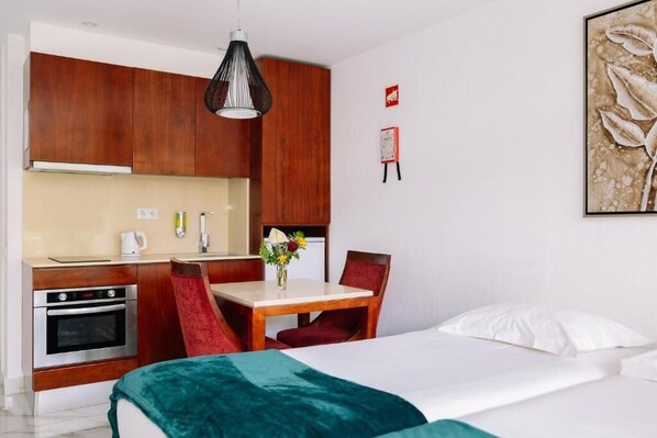 Comfortable unit with single beds and kitchenette