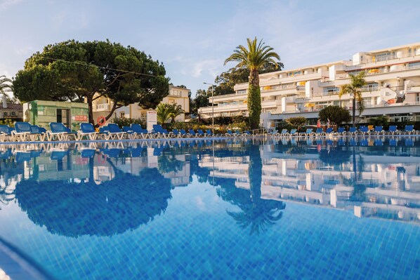 Outdoor swimming pool