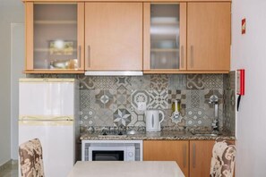Kitchenette and dining table