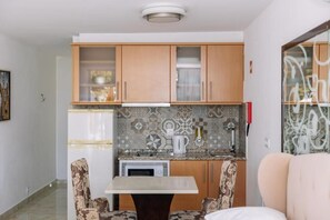 Kitchenette and dining table