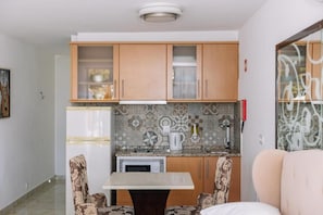 Kitchenette and dining table
