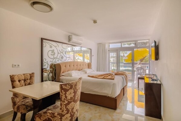 Comfortable unit with 1 Double bed and dining table
