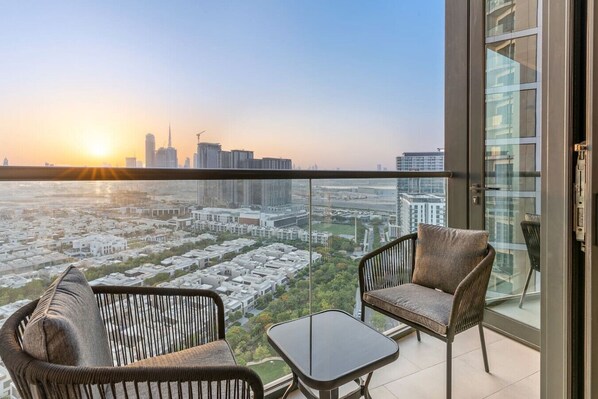 Balcony Bliss: Sip coffee while soaking in Dubai’s breathtaking sunset views!