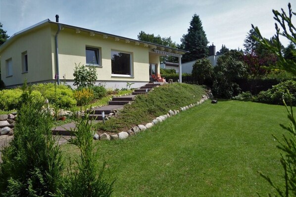 Außenseite Ferienhaus [Sommer]