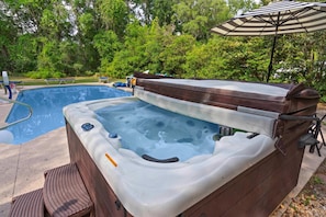 Hot Tub with easy lift lid for convenience