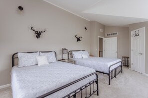 2 queen beds in the upstairs  Bedroom