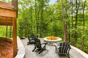OPEN SKY FIRE PIT w/WIND-WHISPERING TREE VIEWS