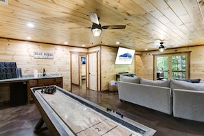 GAME RM & ENTERTAINMENT LOUNGE