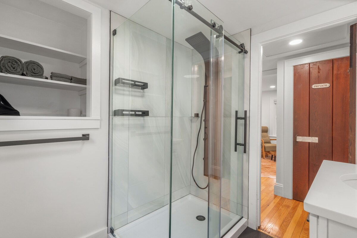 Charming Luxury 1BR Near Downtown. Dog Friendly!