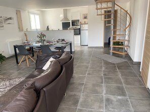 Salle à manger ouverte sur la cuisine
