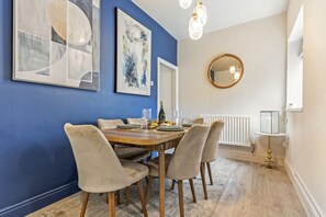 Dining area with seating for up to 6 guests