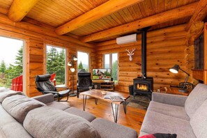 Chalet Bois Rond 10 | Cozy, Hot tub, River view (1650)