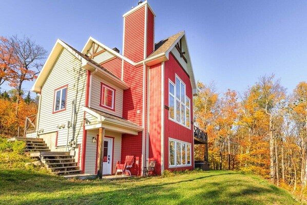 Fall in love with this chalet. Breathtaking views await!