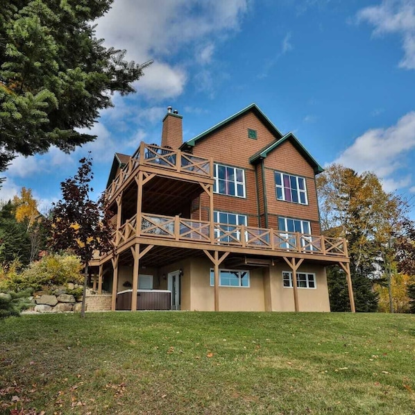 Mountaintop views await! Unwind and enjoy.