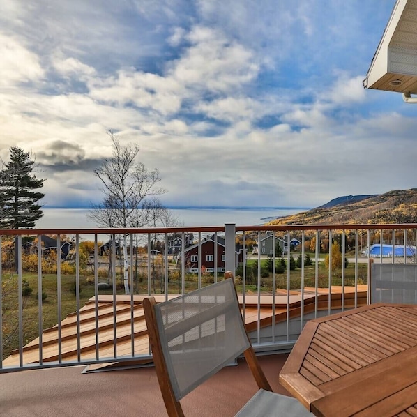 Lake and breathtaking views is all you need.