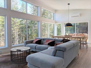 Avalanche 94 | Blissful charm, cozy spa and fire pit (926)